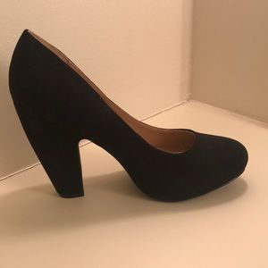 Me Too Beautiful round toe pump! Never been worn!